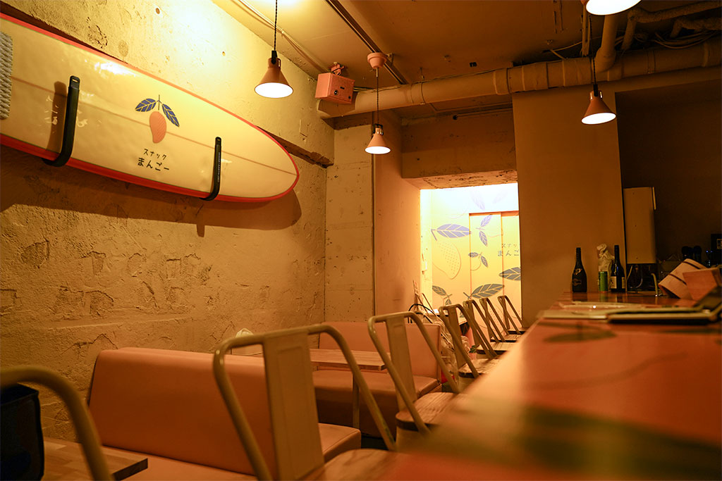 青山スナックまんごー店内