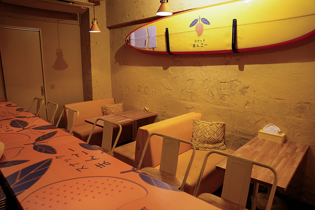 青山スナックまんごー店内