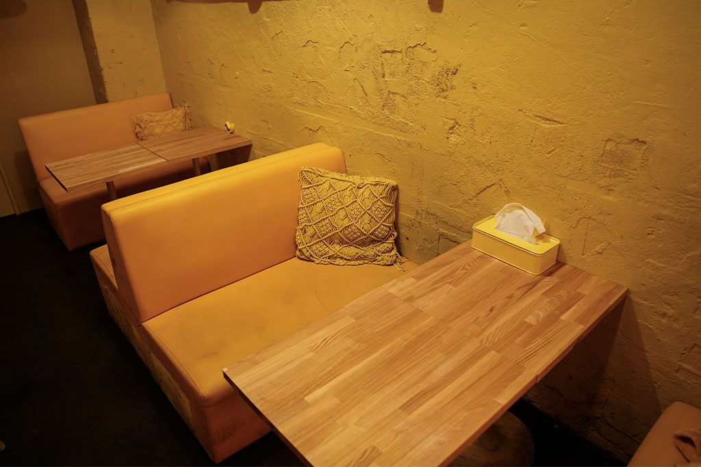 青山スナックまんごー店内